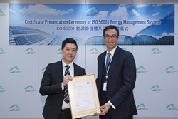 Alex Kwan, Executive Director, Engineering & Technology of Airport Authority Hong Kong (Right) receives the ISO 50001 certification for Terminal 1 of Hong Kong International Airport by the British Standards Institution.